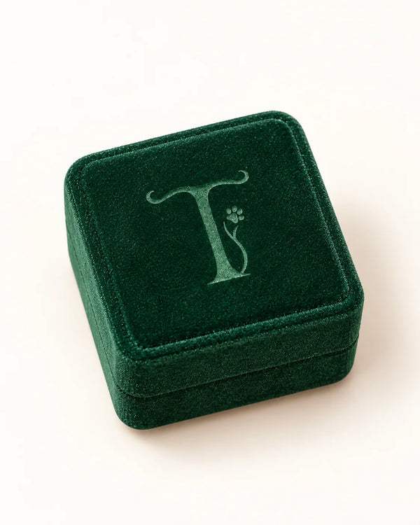 Closed dark-green Treuespur gift box with logo