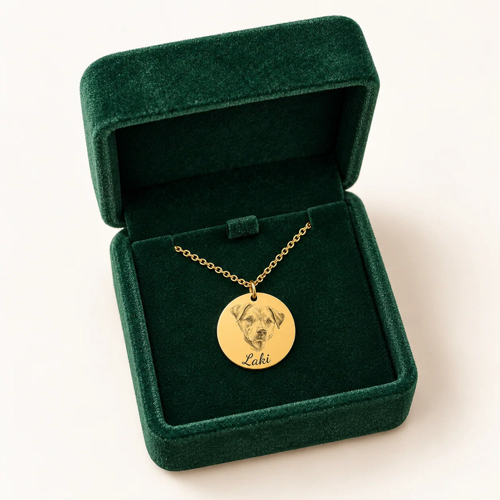 Open dark-green Treuespur jewelry box with a personalized pet portrait necklace