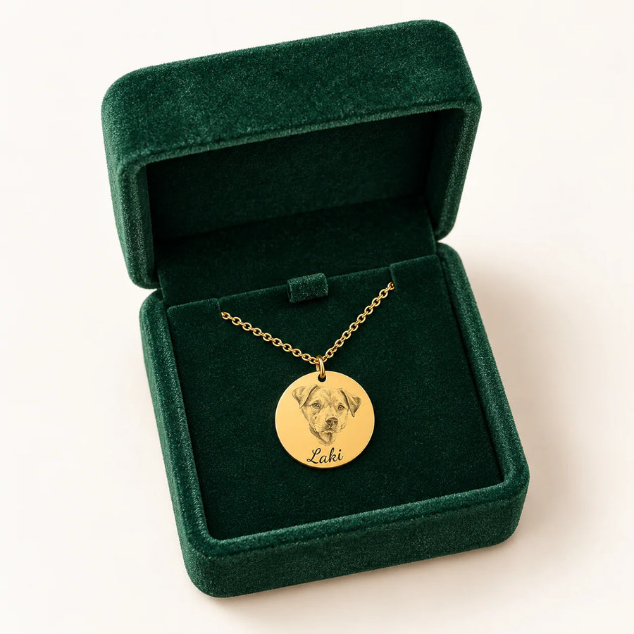 Open Treuespur box with engraved pet portrait necklace