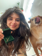 Iza with her dog and a gold Treuespur paperclip necklace in green jewelry box
