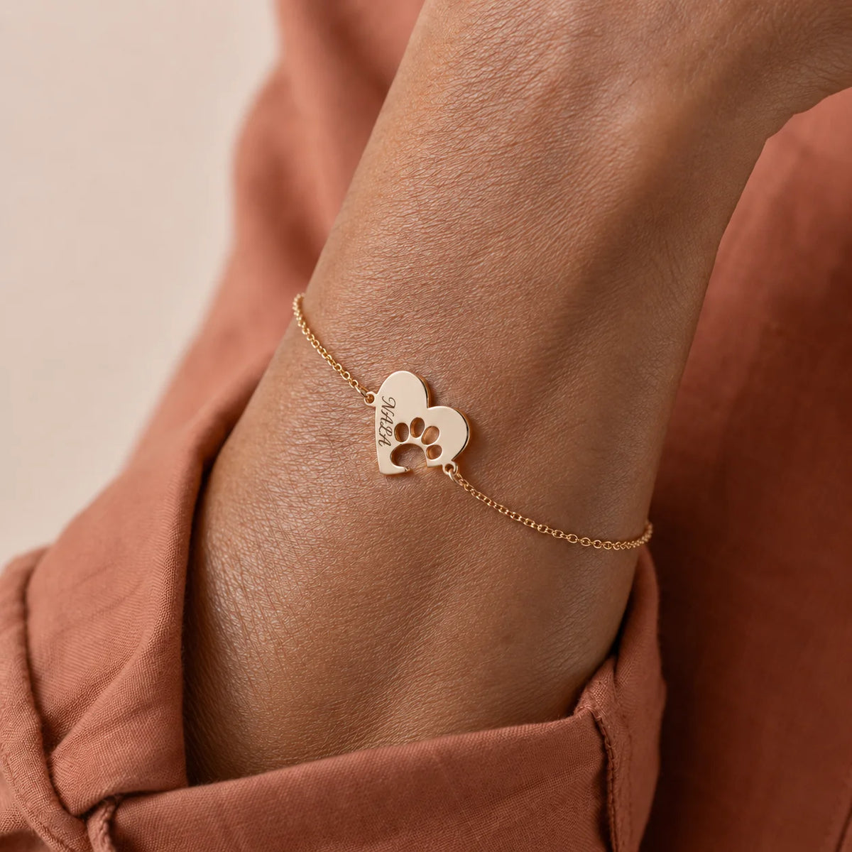 Personalized two-heart bracelet with pet name and paw motif – product detail 2
