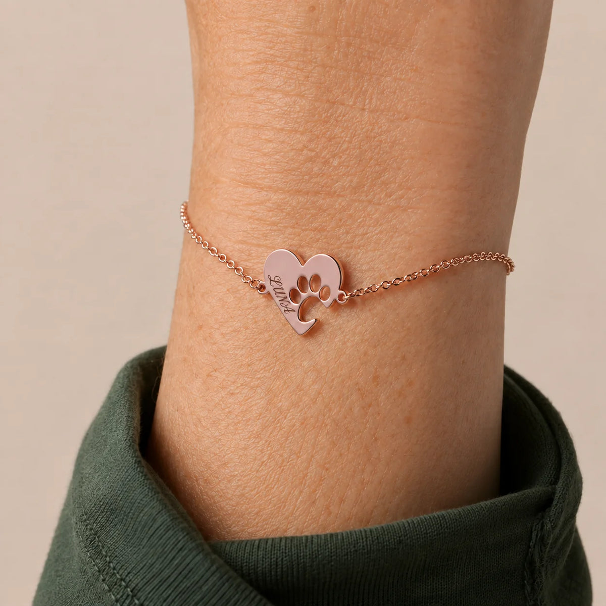 Personalized two-heart bracelet with pet name and paw motif – product detail 3